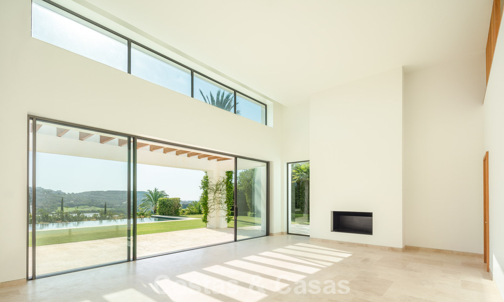 Contemporary luxury villa for sale in a first-line golf resort on the Costa del Sol 60437