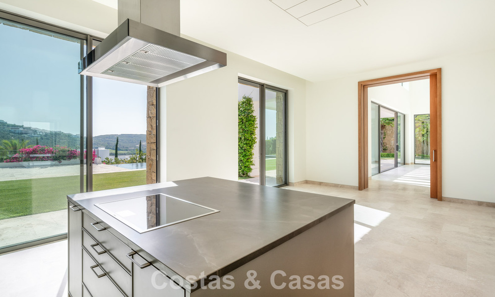 Contemporary luxury villa for sale in a first-line golf resort on the Costa del Sol 60441