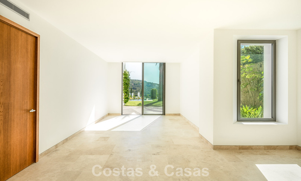 Contemporary luxury villa for sale in a first-line golf resort on the Costa del Sol 60442