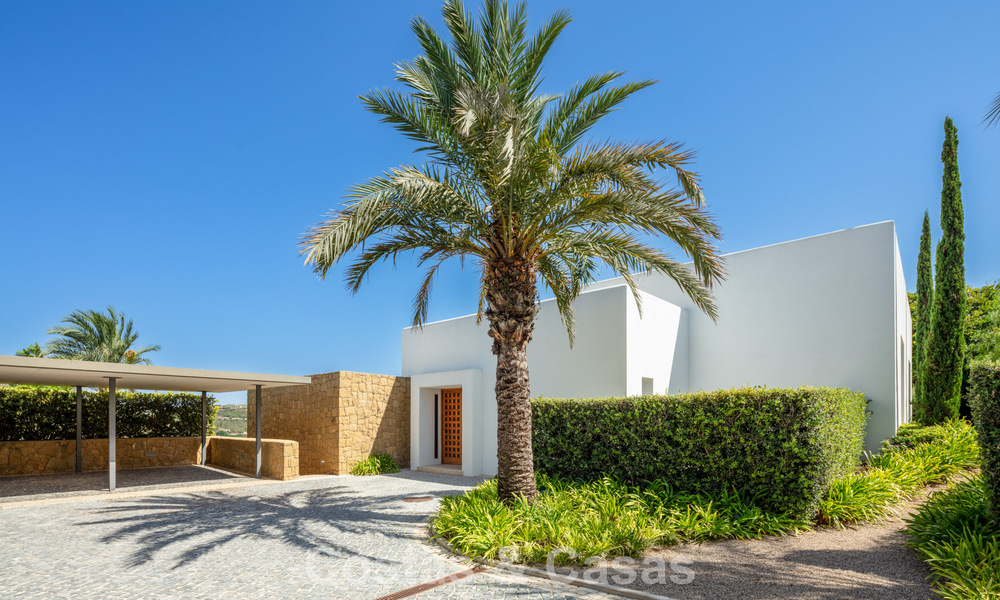 Contemporary luxury villa for sale in a first-line golf resort on the Costa del Sol 60451