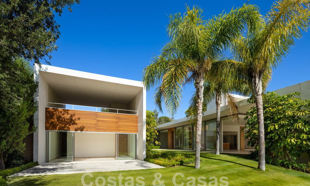 Modern designer villa for sale right on a 5-star golf course on the Costa del Sol 60102