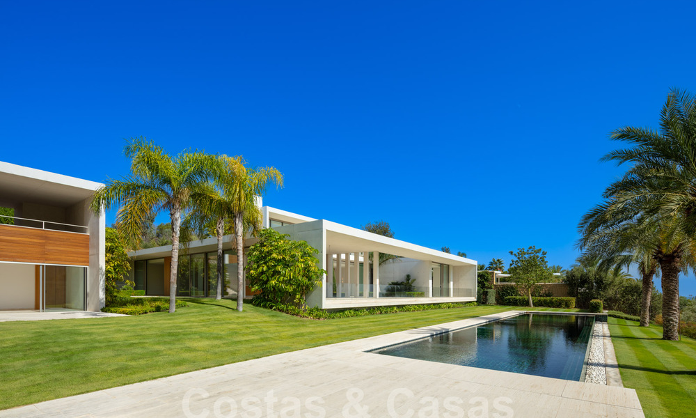 Modern designer villa for sale right on a 5-star golf course on the Costa del Sol 60104