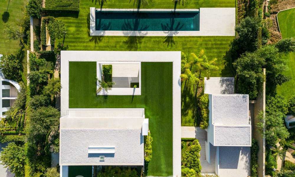 Modern designer villa for sale right on a 5-star golf course on the Costa del Sol 60106