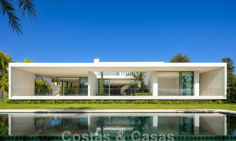 Modern designer villa for sale right on a 5-star golf course on the Costa del Sol 60108