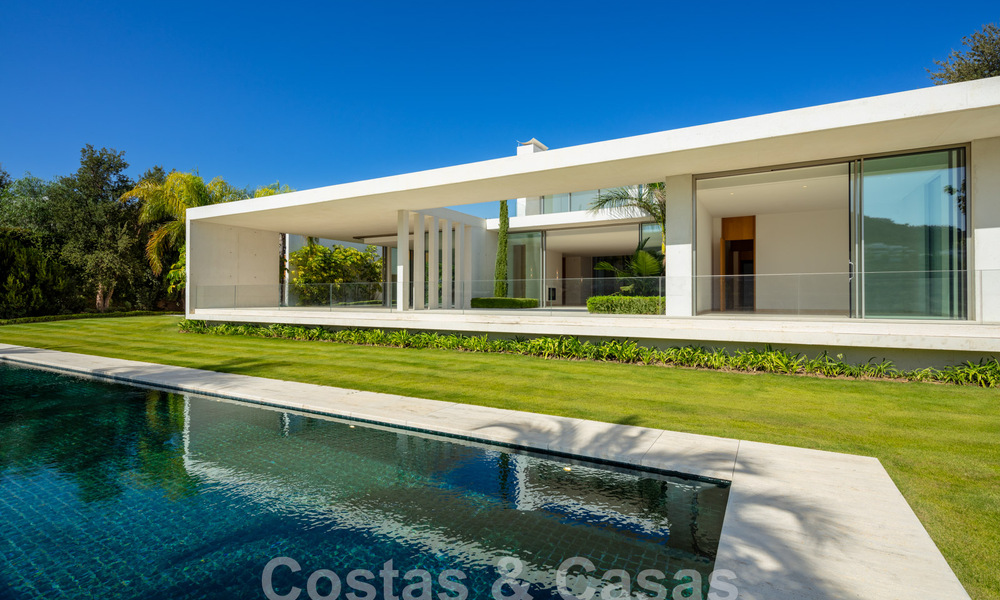 Modern designer villa for sale right on a 5-star golf course on the Costa del Sol 60109