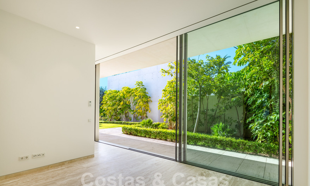 Modern designer villa for sale right on a 5-star golf course on the Costa del Sol 60114