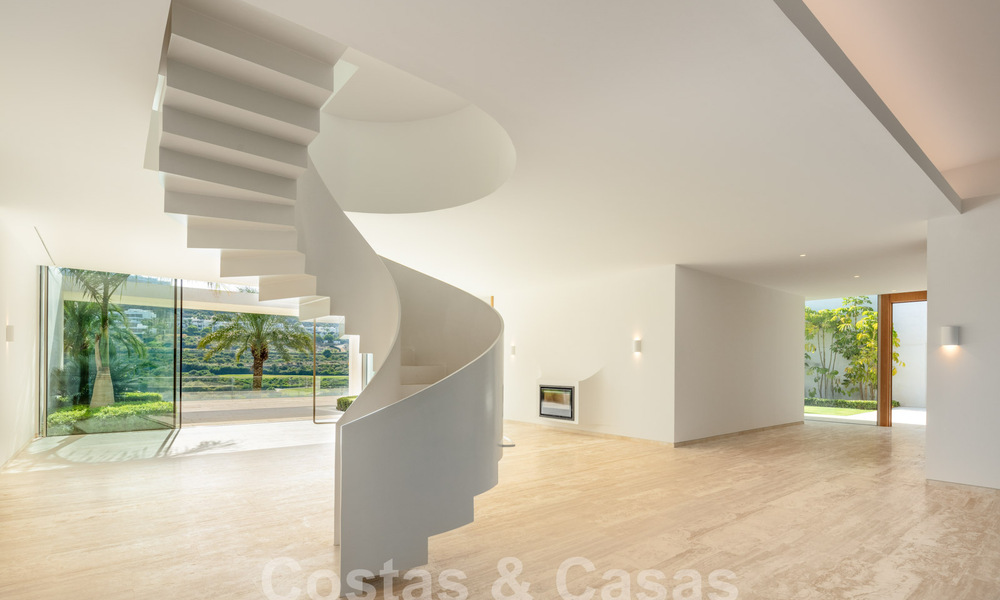 Modern designer villa for sale right on a 5-star golf course on the Costa del Sol 60115