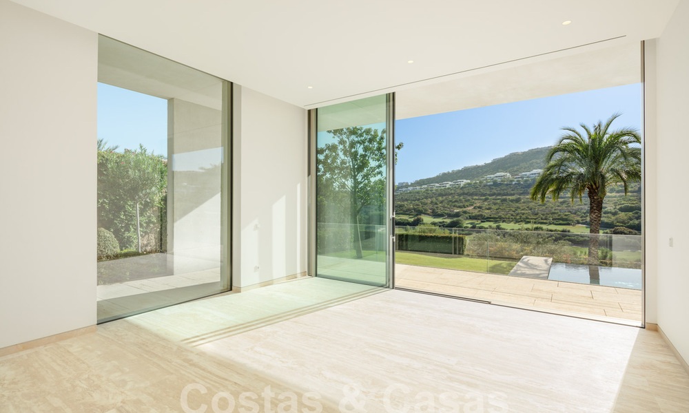Modern designer villa for sale right on a 5-star golf course on the Costa del Sol 60118
