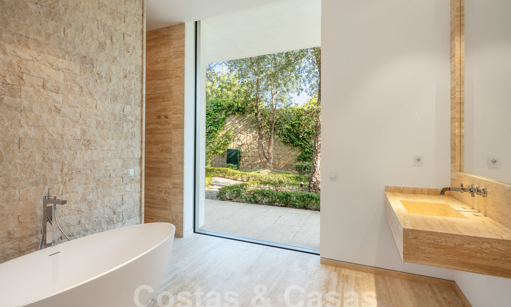 Modern designer villa for sale right on a 5-star golf course on the Costa del Sol 60120