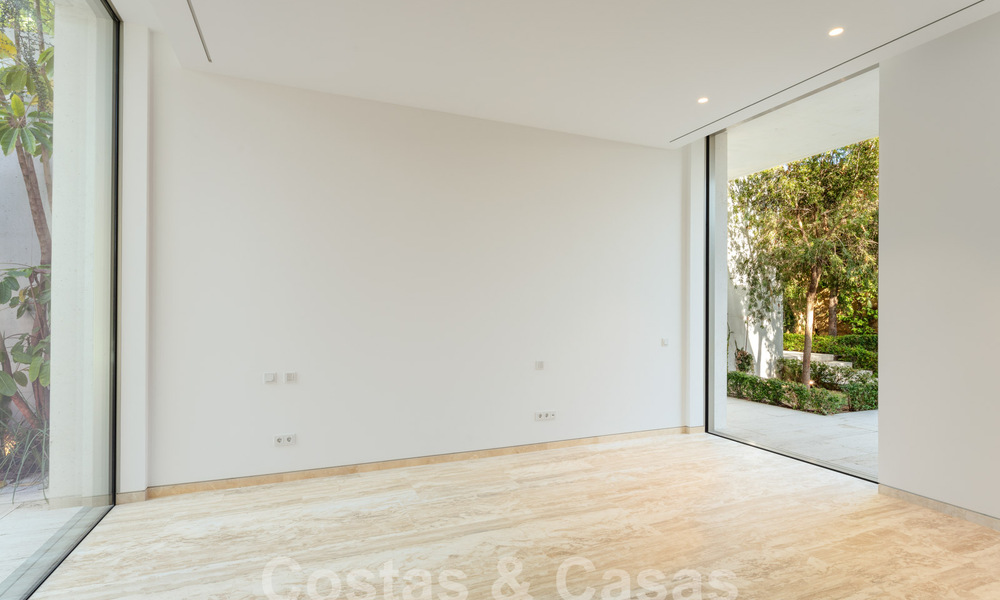 Modern designer villa for sale right on a 5-star golf course on the Costa del Sol 60122