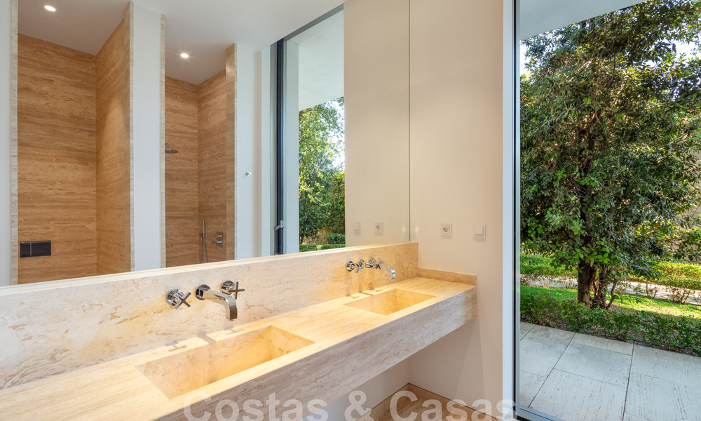 Modern designer villa for sale right on a 5-star golf course on the Costa del Sol 60123