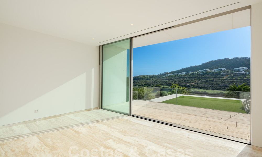 Modern designer villa for sale right on a 5-star golf course on the Costa del Sol 60124