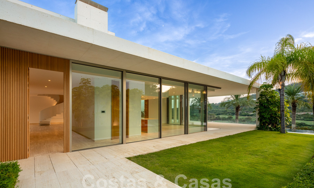 Modern designer villa for sale right on a 5-star golf course on the Costa del Sol 60129