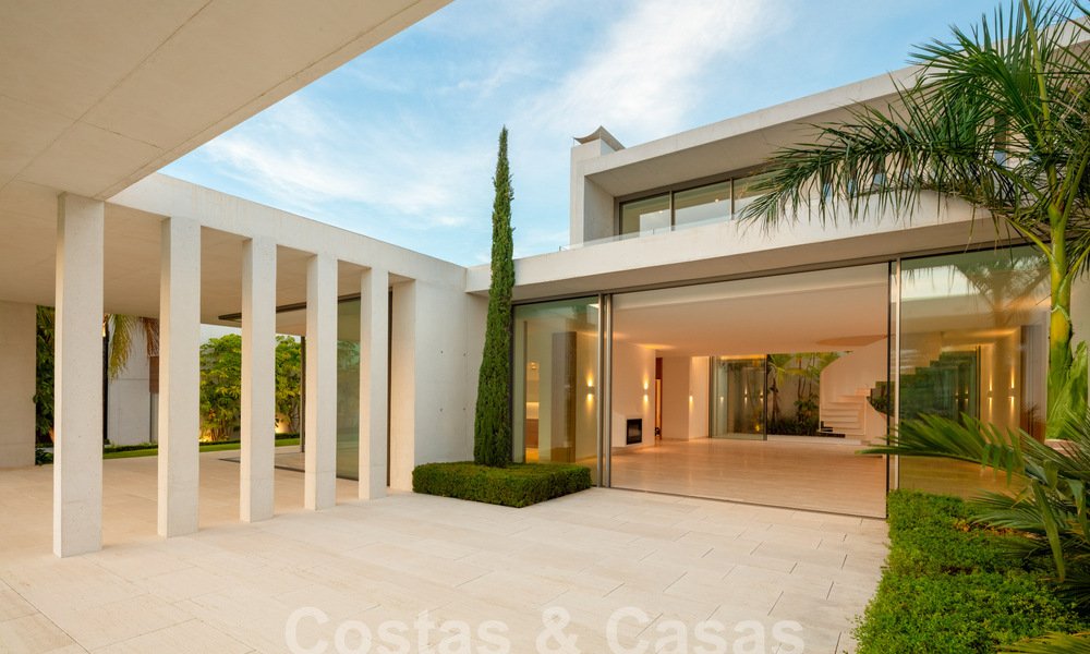 Modern designer villa for sale right on a 5-star golf course on the Costa del Sol 60130