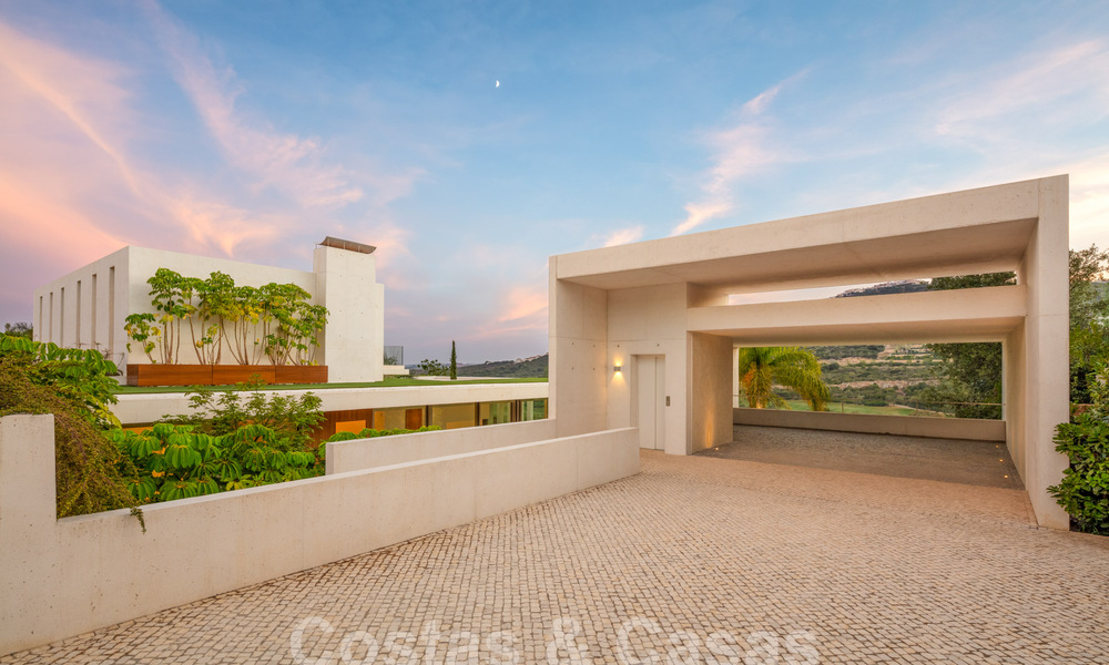 Modern designer villa for sale right on a 5-star golf course on the Costa del Sol 60131