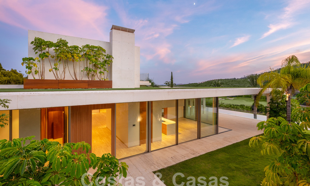 Modern designer villa for sale right on a 5-star golf course on the Costa del Sol 60132