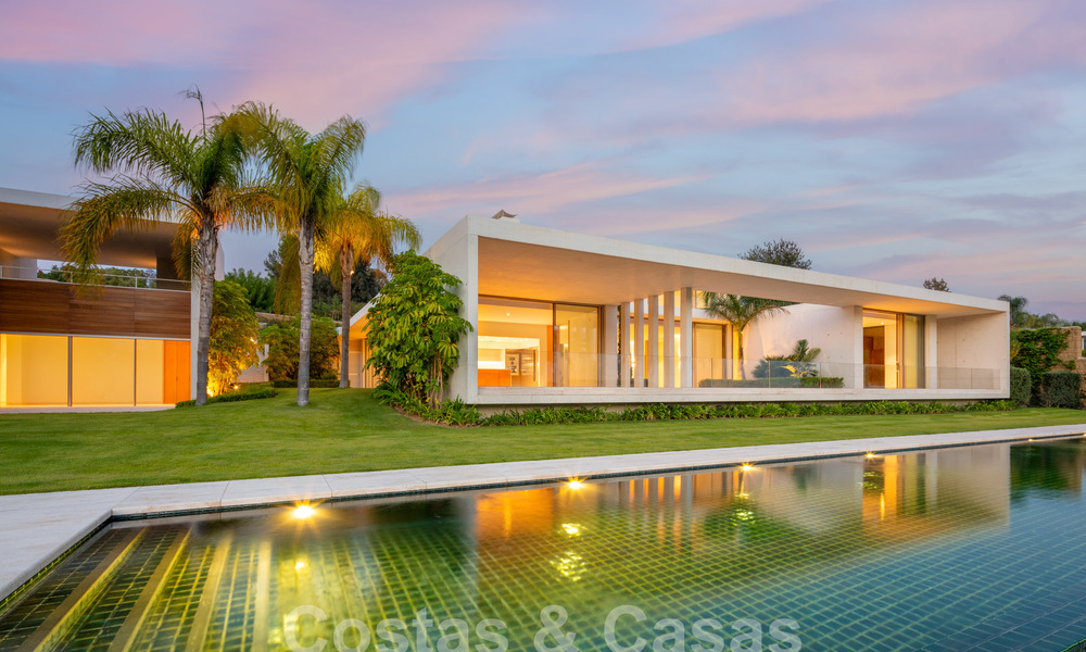 Modern designer villa for sale right on a 5-star golf course on the Costa del Sol 60133