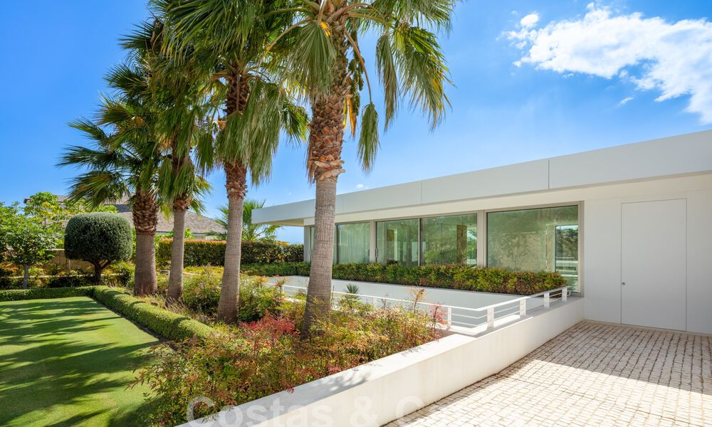Sophisticated luxury villa for sale adjacent to an award-winning golf course on the Costa del Sol 60139