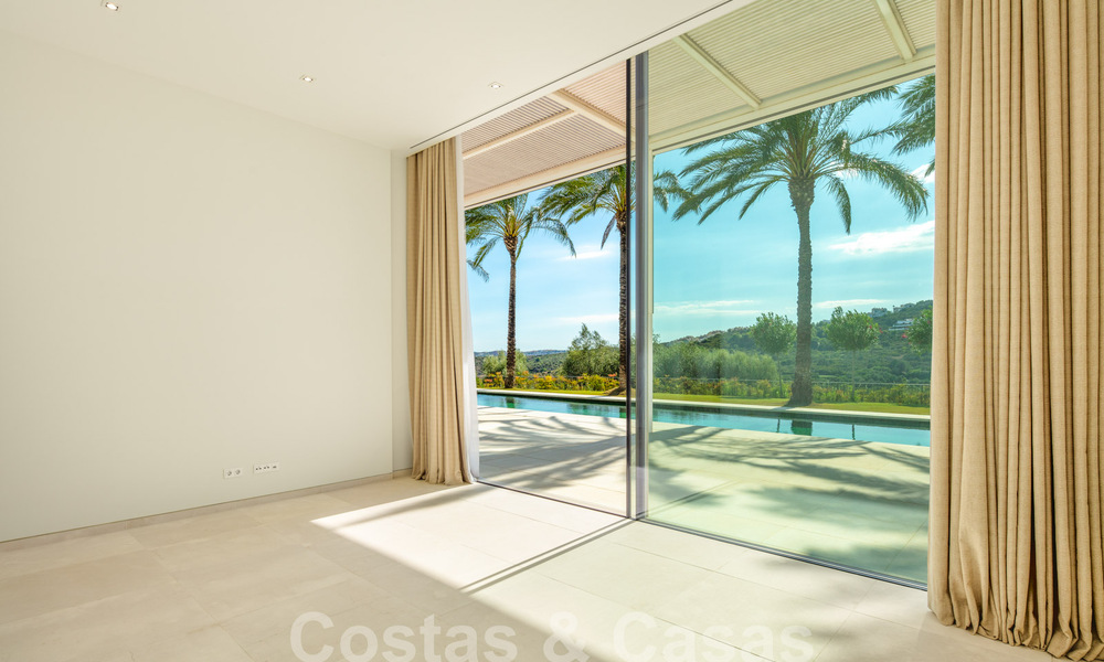 Sophisticated luxury villa for sale adjacent to an award-winning golf course on the Costa del Sol 60150