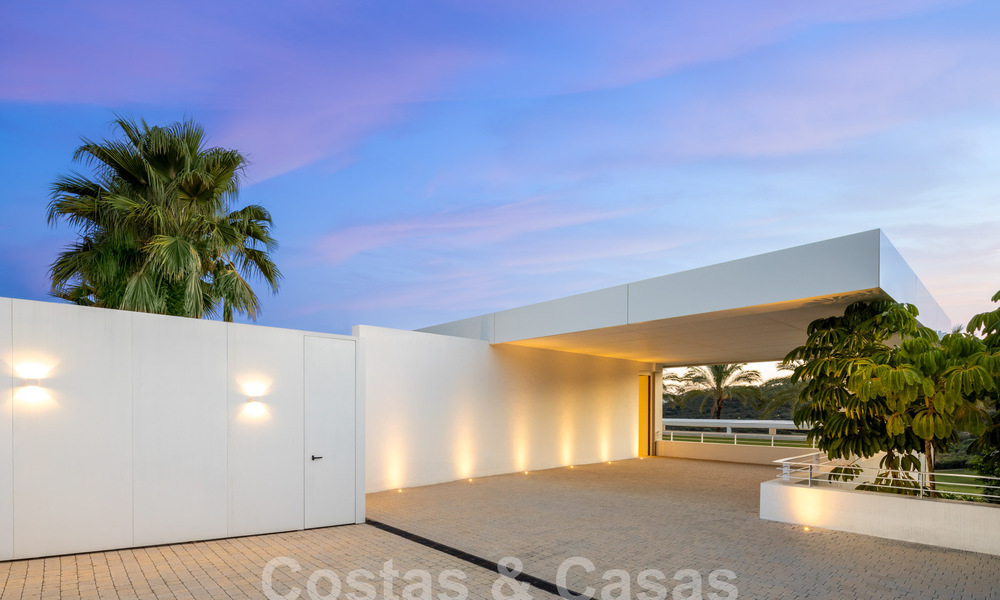 Sophisticated luxury villa for sale adjacent to an award-winning golf course on the Costa del Sol 60161