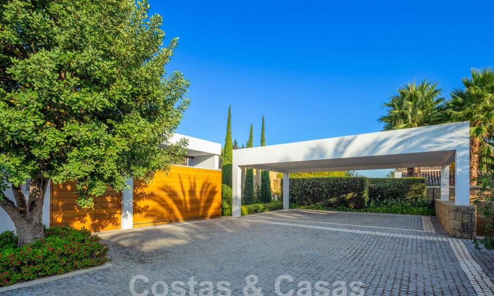 Ready to move in, ultra-luxurious designer villa for sale in a superior golf resort on the Costa del Sol 60163