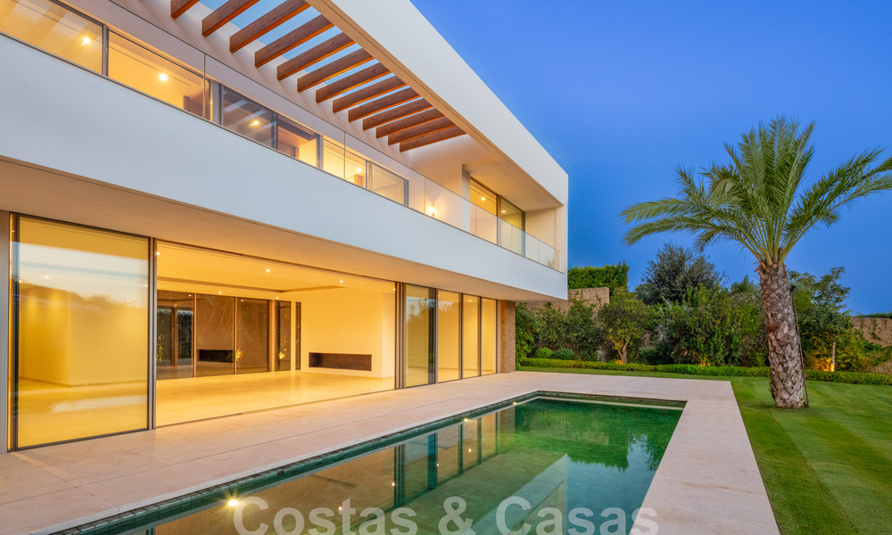 Ready to move in, ultra-luxurious designer villa for sale in a superior golf resort on the Costa del Sol 60164