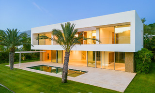 Ready to move in, ultra-luxurious designer villa for sale in a superior golf resort on the Costa del Sol 60169 