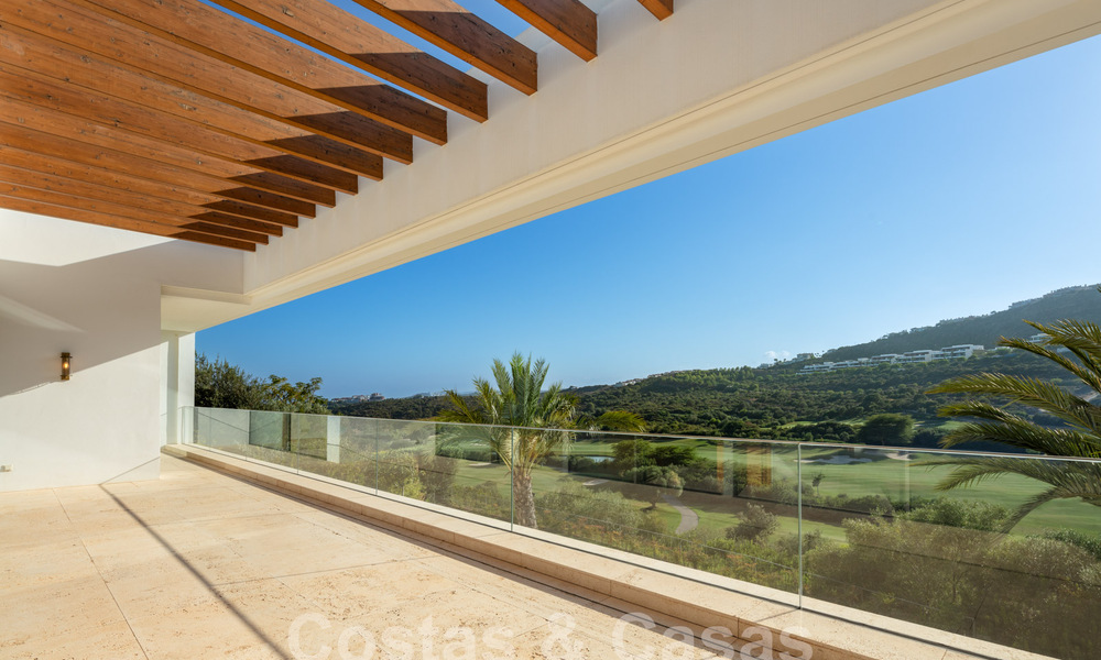 Ready to move in, ultra-luxurious designer villa for sale in a superior golf resort on the Costa del Sol 60180