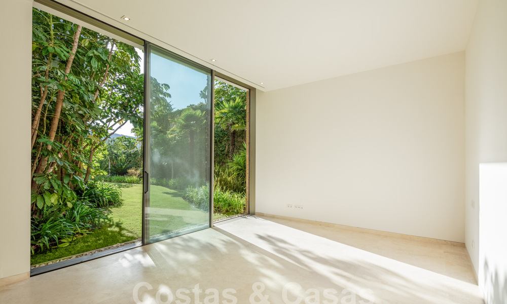 Ready to move in, ultra-luxurious designer villa for sale in a superior golf resort on the Costa del Sol 60182