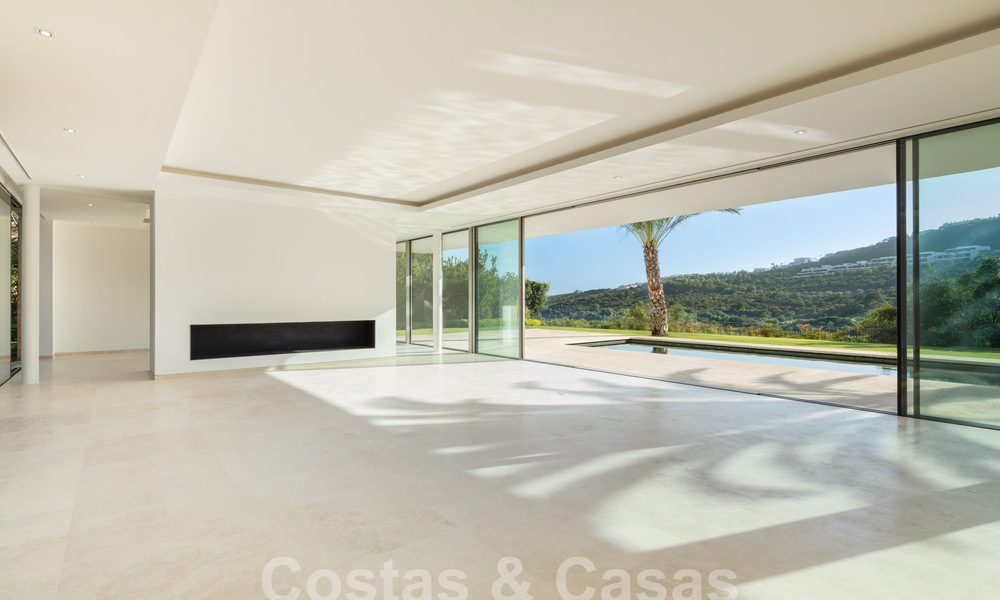 Ready to move in, ultra-luxurious designer villa for sale in a superior golf resort on the Costa del Sol 60183