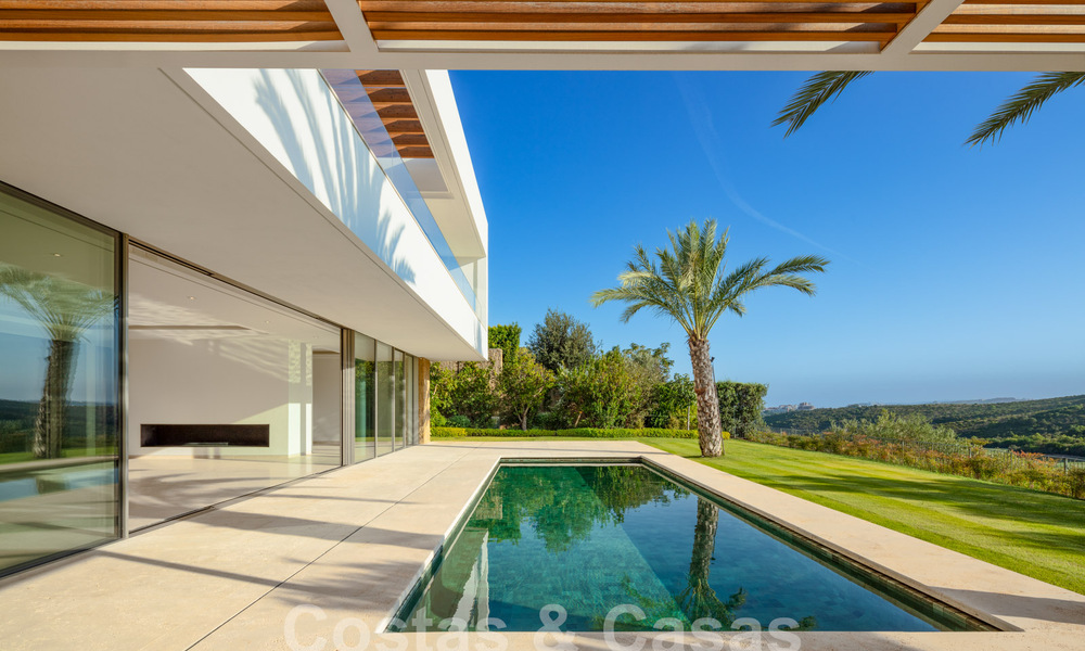 Ready to move in, ultra-luxurious designer villa for sale in a superior golf resort on the Costa del Sol 60187