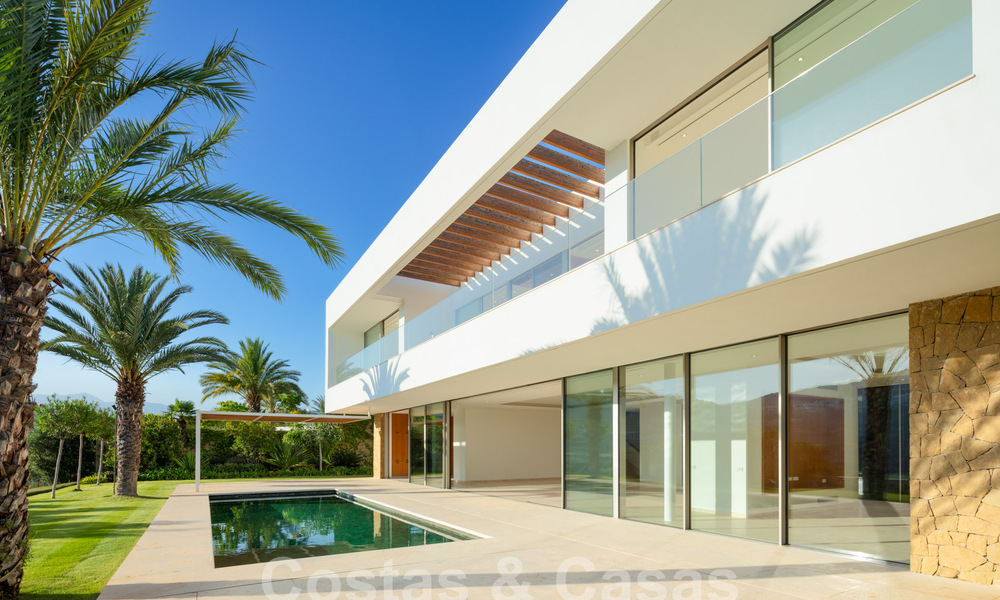 Ready to move in, ultra-luxurious designer villa for sale in a superior golf resort on the Costa del Sol 60188