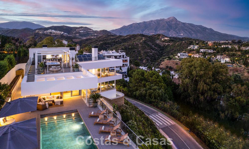 Sophisticated luxury villa for sale in exclusive golf resort with panoramic views in La Quinta, Marbella - Benahavis 60411