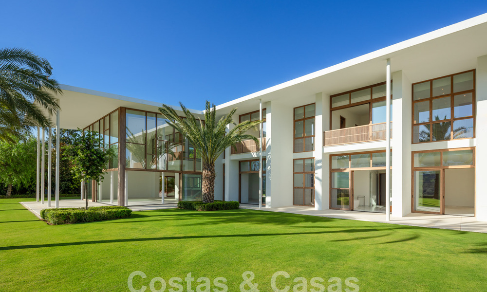 New, high-end luxury villa, on the front line of a first-class golf course on the Costa del Sol 60213