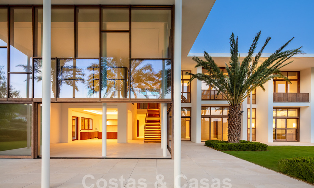 New, high-end luxury villa, on the front line of a first-class golf course on the Costa del Sol 60216