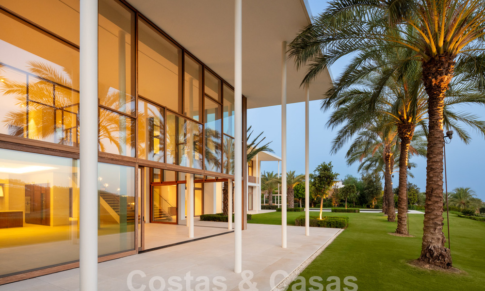 New, high-end luxury villa, on the front line of a first-class golf course on the Costa del Sol 60217