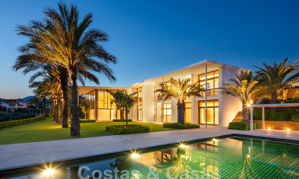 New, high-end luxury villa, on the front line of a first-class golf course on the Costa del Sol 60218