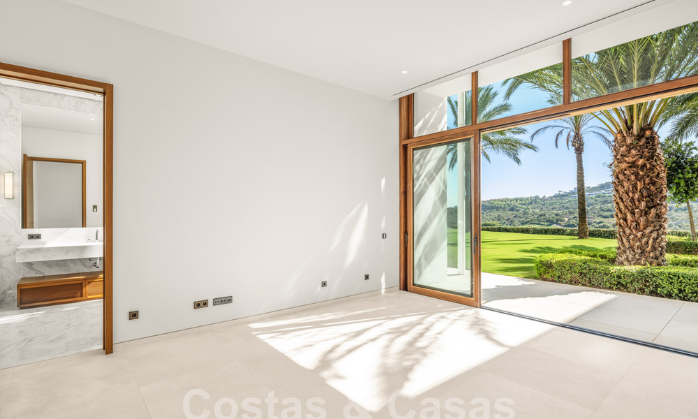 New, high-end luxury villa, on the front line of a first-class golf course on the Costa del Sol 60220