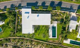 New, high-end luxury villa, on the front line of a first-class golf course on the Costa del Sol 60221 