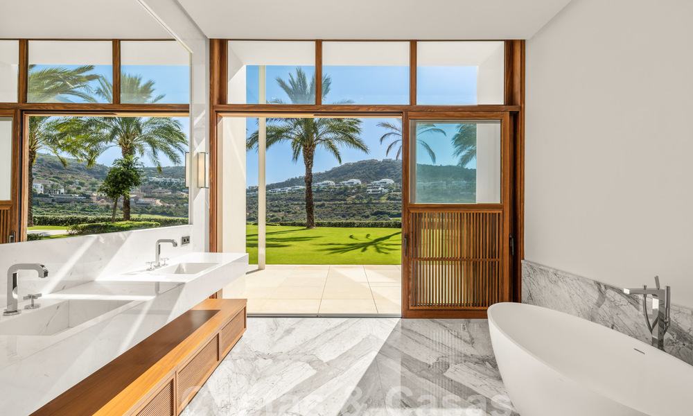 New, high-end luxury villa, on the front line of a first-class golf course on the Costa del Sol 60222