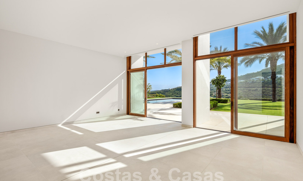 New, high-end luxury villa, on the front line of a first-class golf course on the Costa del Sol 60224