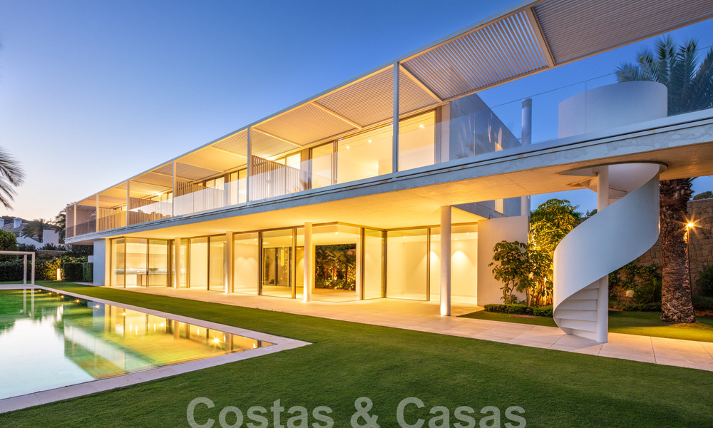 Majestic designer villa for sale right on a 5-star golf course on the Costa del Sol 60247