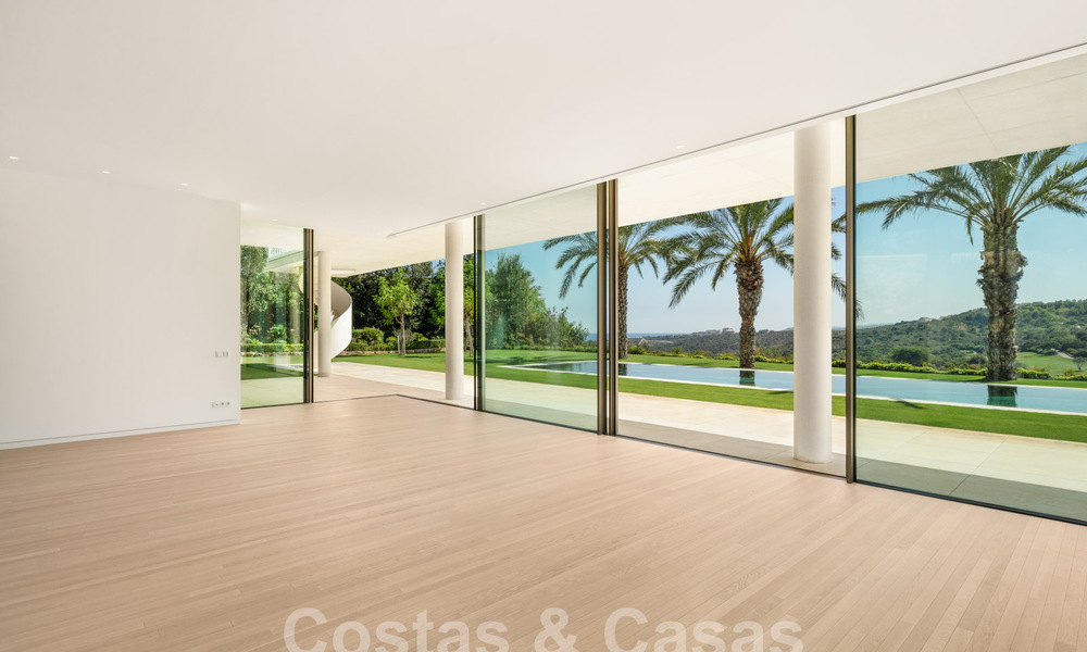 Majestic designer villa for sale right on a 5-star golf course on the Costa del Sol 60260