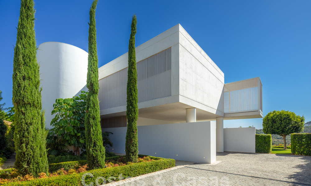 Majestic designer villa for sale right on a 5-star golf course on the Costa del Sol 60265