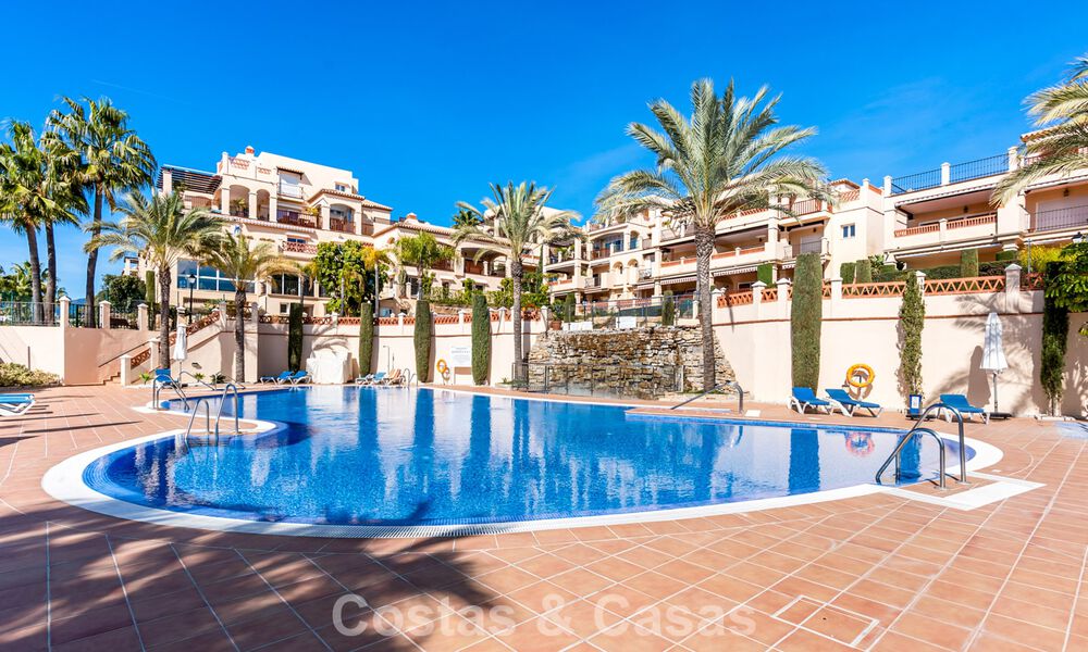 Spacious apartment for sale with sea views in frontline golf complex on the New Golden Mile, Marbella - Estepona 60386