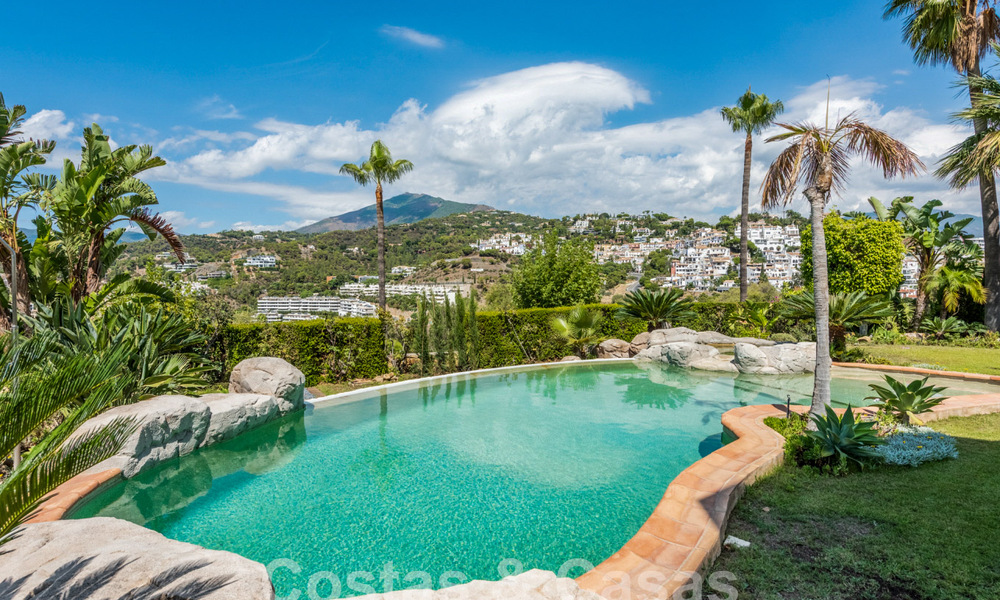 Luxury Andalusian-style villa for sale in the hills of La Quinta, Benahavis - Marbella 60632