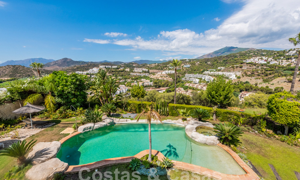 Luxury Andalusian-style villa for sale in the hills of La Quinta, Benahavis - Marbella 60653