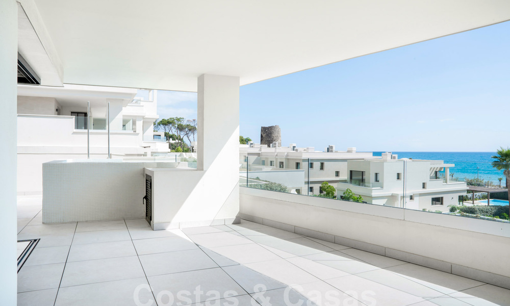 Modern luxury apartment for sale with sea views in an exclusive beach complex on the New Golden Mile, Marbella - Estepona 60769