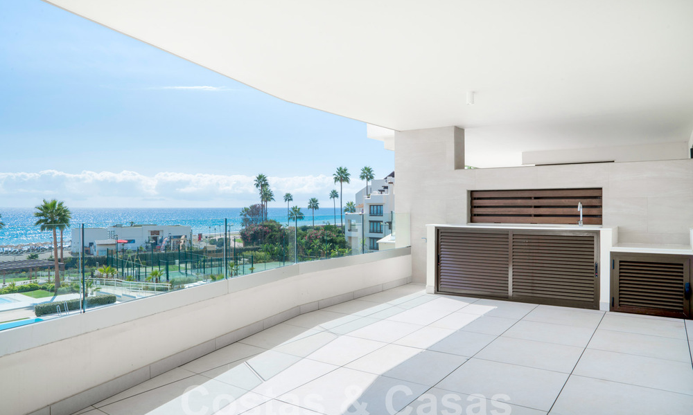 Modern luxury apartment for sale with sea views in an exclusive beach complex on the New Golden Mile, Marbella - Estepona 60771