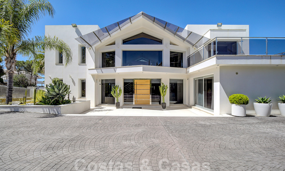 Modern luxury villa for sale looking at the golf in Nueva Andalucia, Marbella 60779